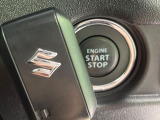 【キーレススタートシステム】カバンやポケットに入れたままでもドアの施錠・解錠が可能なスマートキーを装備。エンジンのオン・オフ時もカギを取り出す必要が無いからとっても便利です♪