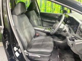 運転席まわりには十分なスペースがあり、大柄な方でもゆったり運転していただける環境です。