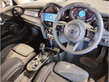 MINIの内装はとにかく『円』に拘ったデザインコンセプトが一目で伝わってきます。これほど円形に拘った車は他に御座いません。伝統のデザイン、トグルスイッチなど遊び心のある内装で御座います。