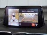 【360&deg;ビュー・モニター】クルマを真上から見たような俯瞰(ふかん)映像や助手席側のサイド映像など、視点を切り替えて表示。さまざまなアングルで視界をサポートします。