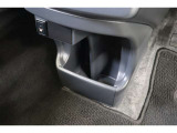 センターの手の届きやすいところにドリンクホルダーとして使えるインパネロアポケットを装備。運転席からも助手席からも使える便利な収納です。