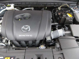 24Vマイルドハイブリッドで爽快な走りを実現する「e-SKYACTIV-G 2.0」。高効率エンジンと電動化技術の組み合わせにより、燃費性能とアイドリングストップ機能をさらに向上させました。