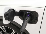 専用コードを接続するだけで簡単に充電が行えます。プラグインハイブリッドモデルは、走行中の充電のほか自宅などに設置された充電機器からの充電が可能です。
