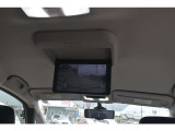 後席専用モニターでDVDやブルーレイディスクの再生が可能♪上級クラスの快適装備でドライブが楽しくなりますね!!