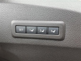 【シートメモリー】運転を交代するたびに、いちいち合わせ直すのは面倒、急いでいるときに直し忘れていたりすると、危ないことも。各自の最適なシート位置がスイッチ一つで再現できるので、とってもスムーズ。