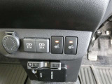 運転席と助手席には寒い時にうれしいシートヒーターが装備されてます。
