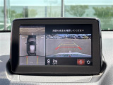 【全方位モニター】まるでクルマを真上から見下ろしたかのような視点で駐車をサポートします!クルマの斜め後ろや真横など、前後左右の4つのカメラの映像が合成されて、モニターに映し出されます。