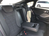 後席も使用感はさほど感じず、運転席・助手席同様に清潔感があります。後席シートもしっかりと作り込まれていますので、座り心地も悪くありません。是非、実車にてご確認下さい。