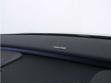 【harman/kardon】5つのスピーカーを内蔵したサウンドバーにより、ドライバーを包み込む音場を実現しました。また、洗練されたミニマルデザインは、キャビンをスタイリッシュに彩ります。
