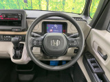インテリアに合わせたデザインのステアリングは、運転される方のことも考え、運転しやすい形状、大きさです。是非一度、実際に触ってお確かめください。