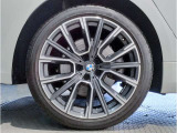 【BMWアロイホイル】軽量かつ強度に拘ったアロイホイル。走行性能ポテンシャルを引き出す設計。車の足元を引き締めてくれる大きなポイントはアロイホイルです。
