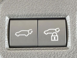 【パワーバックドア】スマートキーや運転席のボタンを押すだけでリアゲートが自動で開閉します!荷物を持っている時や、高い位置にあるバックドアを閉める際に便利な機能です♪