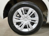 タイヤサイズは165/65R14になります。樹脂フルキャップのスティールホイールになります。