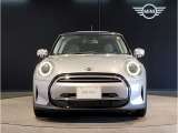 LEDヘッドライトで御座います。MINIのボンネットはヘッドライト部分に穴が開いている特徴的なもので御座います。MINIの伝統やこだわりがこういったところにも表れております。