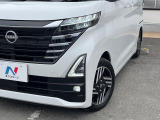【LEDヘッドライト】悪天候や夜間走行時も良好な視界を確保し安心して運転できる高輝度LEDヘッドライトを装備!点灯速度が早く、消費電力も抑えられています。