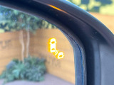 【ブラインドスポットインフォメーション】走行中、ドアミラーの死角になりやすい箇所に後続車が接近するとサイドミラー付近に警告を表示、ドライバーに注意喚起をしてくれます。