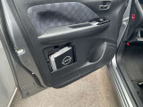 助手席ドアにも車検証入れが入ります。