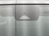 【プリクラッシュセーフティ】前方の車両等を検知し、衝突しそうな時は警報で注意を促し、ブレーキを踏む力をサポート。ブレーキを踏めなかった場合は衝突被害軽減ブレーキが作動、衝突回避をサポートします。