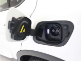 急速充電器は、外出先の公共の充電ステーションでご利用いただけます。CHAdeMOに対応し、短時間で急速充電!150kWの急速充電器を使用した場合、充電率10%から80%まで、約32分で充電できます。