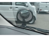 フロントアンダーミラー。運転席から左下の安全を確認します。
