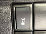 【パワースライドドア】スマートキーや運転席のスイッチでスライドドアの開閉が可能♪電動だから力を入れてドアを開ける必要が無く、小さいお子様でも、重い荷物を持っている時もラクに開け閉めできます♪