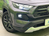 【LEDヘッドライト】悪天候や夜間走行時も良好な視界を確保し安心して運転できる高輝度LEDヘッドライトを装備!点灯速度が早く、消費電力も抑えられています。