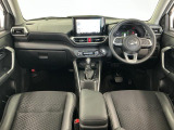 【インパネ】運転のしやすさを最優先に設計された見晴らしの良いフロントビュー。車両間隔が掴みやすく狭い道でも安心♪「安全」と「品質」を最優先に、安心してお乗りいただけるクルマを提供いたします。