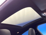 ●サンルーフ:開放感たっぷりの希少装備、サンルーフが装着されています!車内に明かりを取り入れたり景色を楽しむ以外にも、車内の空気も簡単に換気できて快適です!
