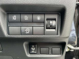 運転席のハンドル右奥側にまとめられたスイッチ群。一目で分かりやすく操作しやすいです。