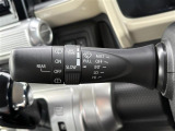【オートワイパー(AUTO)】雨が降り出した時に、雨滴検出用センサー(レインセンサー)が雨滴を感知すると、自動でワイパーが動作します。