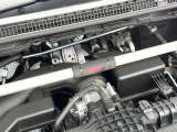 【STIタワーバー】お車の剛性を高めるタワーバーを装備。よりスムーズなコーナリング走行が可能となり、走りも楽しめます。