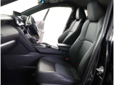高いホールド性で運転姿勢が安定します。長距離ドライブでも疲れにくいのが魅力です。快適なドライビングライフをお送りください♪