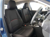 【清潔感のある運転席&助手席】隅々までクリーニングの行き届いた運転席&助手席。目立ったシミや汚れ等もございません。快適なドライブをどうぞ。