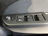 【電動格納ミラー】サイドミラーは電動格納式となっており、狭い駐車場でもキズがつくリスクを抑えられます。