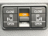 【両側パワースライドドア】スマートキーや運転席のスイッチで後席両側スライドドアの開閉が可能♪電動だから力を入れてドアを開ける必要が無く、小さなお子様でも簡単に開け閉めでき快適です♪