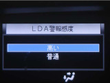 レーンディパーチャーアラートとは車線、又は走路からの逸脱の可能性をブザーにて警告します。