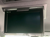 【フリップダウンモニター】大画面モニターで後席でもエンタメをお楽しみいただけます。小さなお子様にも大人気の装備です♪