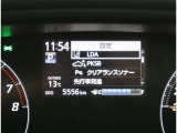 レーンディパーチャーアラートとは車線または走路からの逸脱の可能性を警告すると共に、車線または走路からの逸脱を避けるためのハンドル操作の一部を支援する機能です。詳細は販売店スタッフまでおたずねください。