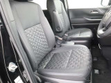 運転席・助手席です!高年式&低走行で非常にきれいなお車となっております!