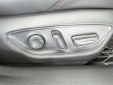 運転席電動シートは、シートポジションを細かく調整できるので長時間の運転もリラックスできますね。