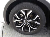 かっこいいホイールですね。 車のイメージを大きく左右するホイール部分はコダワリを持ちたいですね。