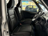 運転席の画像です。足元やシートまわりに余裕があり、リラックスした姿勢で運転が可能です。視界も良好で操作系へのアクセスもしやすく、快適で安心感のあるドライブをサポートします。