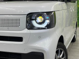 【LEDヘッドライト】悪天候や夜間走行時も良好な視界を確保し安心して運転できる高輝度LEDヘッドライトを装備!点灯速度が早く、消費電力も抑えられています。