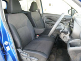 運転席シートリフター(ラチェット式)で、座面の高さも上下に動き、体格にあわせて調整ができます。