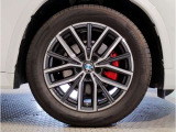 BMWの純正アロイホイールは軽量かつ強度にも優れているホイールで走行性能を引き上げる設計になっております。足元にもBMWは妥協がなくこだわっている個所になります。