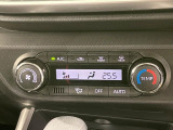 【オートエアコン】一度お好みの温度に設定すれば、車内の温度を検知し風量や温度を自動で調整。暑い&hellip;寒い&hellip;と何度もスイッチ操作をする必要はありません。快適な車内空間には必須の機能ですね♪