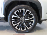 純正のアルミホイール装着車です。タイヤサイズは215/50R18です。