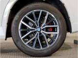 BMWの純正アロイホイールは軽量かつ強度にも優れているホイールで走行性能を引き上げる設計になっております。足元にもBMWは妥協がなくこだわっている個所になります。