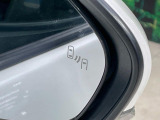 【ブラインドスポットモニター】走行中、ドアミラーの死角になりやすい箇所に後続車が接近するとサイドミラーのレンズに警告を表示!ドライバーに注意喚起をしてくれます。