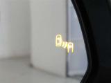 &rdquo;隣の車線を走る車両をレーダーで検知し、ドアミラーでは確認しにくい後側方エリアに存在する車両に加えて、急接近してくる車両も検知します。車両を検知するとドアミラーに搭載されたLEDインジケーターが点灯